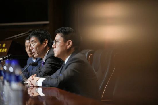 据罗马诺报道，那不勒斯接近和奥斯梅恩续约到2026年，新合同包含1.3亿-1.4亿欧元解约金。